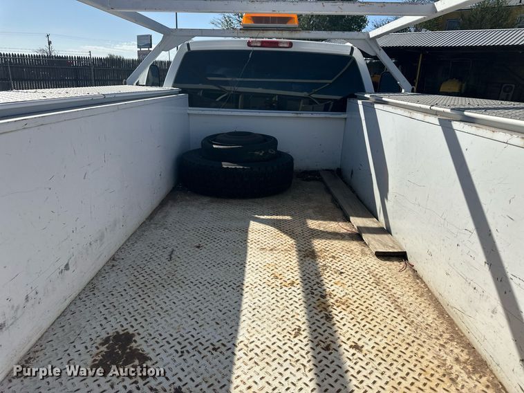 image for item EQ4605 2005 Chevrolet Silverado 3500HD utility bed pickup truck