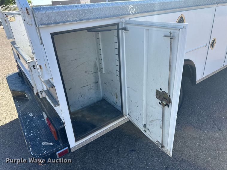 image for item EQ4605 2005 Chevrolet Silverado 3500HD utility bed pickup truck