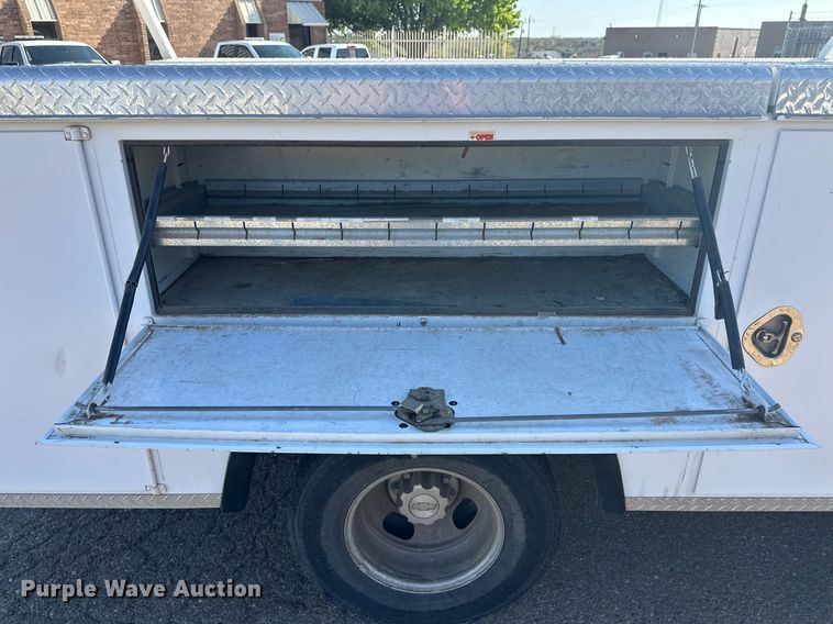 image for item EQ4605 2005 Chevrolet Silverado 3500HD utility bed pickup truck