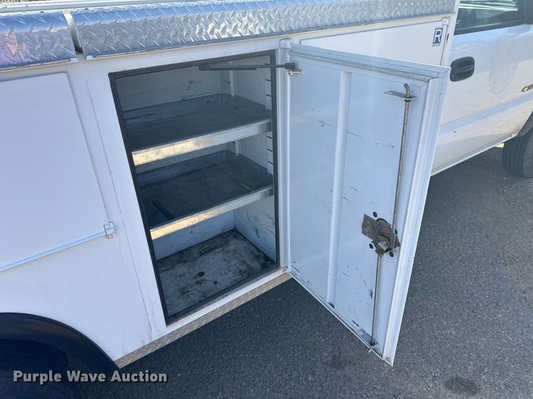 image for item EQ4605 2005 Chevrolet Silverado 3500HD utility bed pickup truck