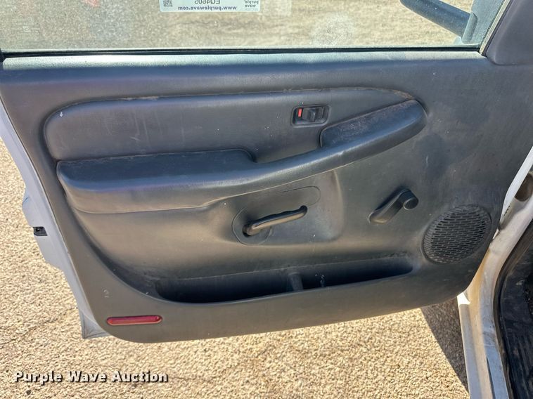 image for item EQ4605 2005 Chevrolet Silverado 3500HD utility bed pickup truck