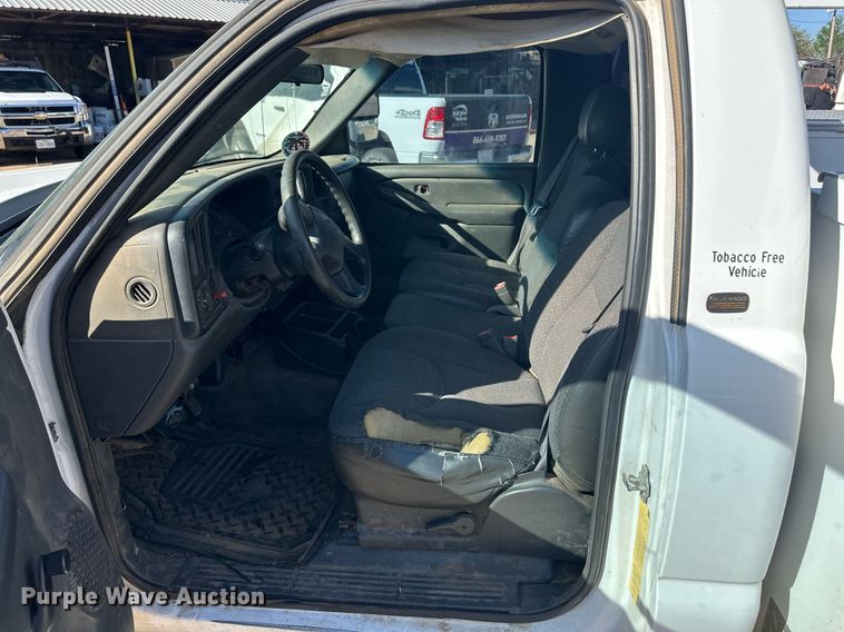 image for item EQ4605 2005 Chevrolet Silverado 3500HD utility bed pickup truck