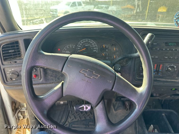 image for item EQ4605 2005 Chevrolet Silverado 3500HD utility bed pickup truck