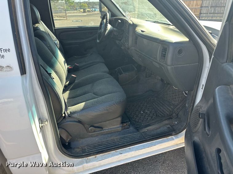 image for item EQ4605 2005 Chevrolet Silverado 3500HD utility bed pickup truck