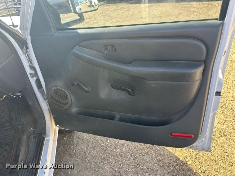 image for item EQ4605 2005 Chevrolet Silverado 3500HD utility bed pickup truck