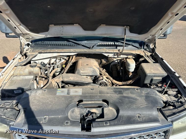 image for item EQ4605 2005 Chevrolet Silverado 3500HD utility bed pickup truck