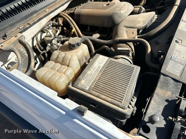 image for item EQ4605 2005 Chevrolet Silverado 3500HD utility bed pickup truck