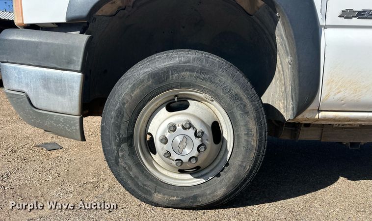 image for item EQ4605 2005 Chevrolet Silverado 3500HD utility bed pickup truck