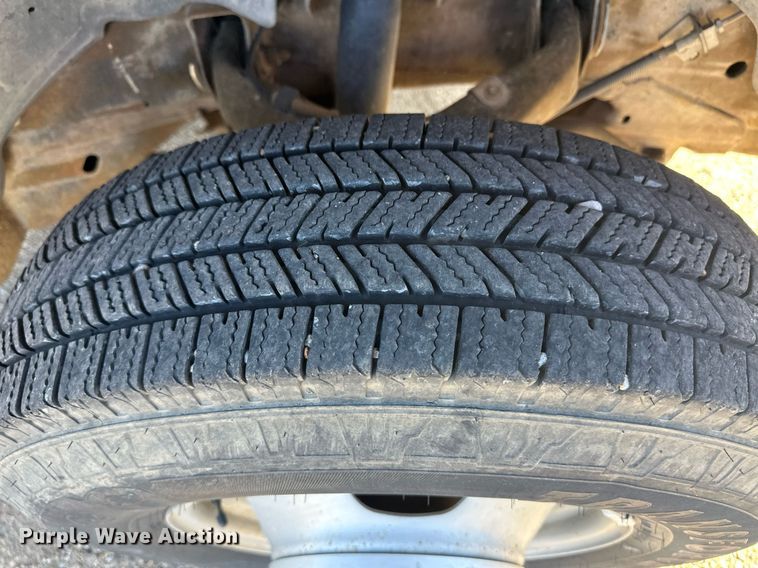 image for item EQ4605 2005 Chevrolet Silverado 3500HD utility bed pickup truck