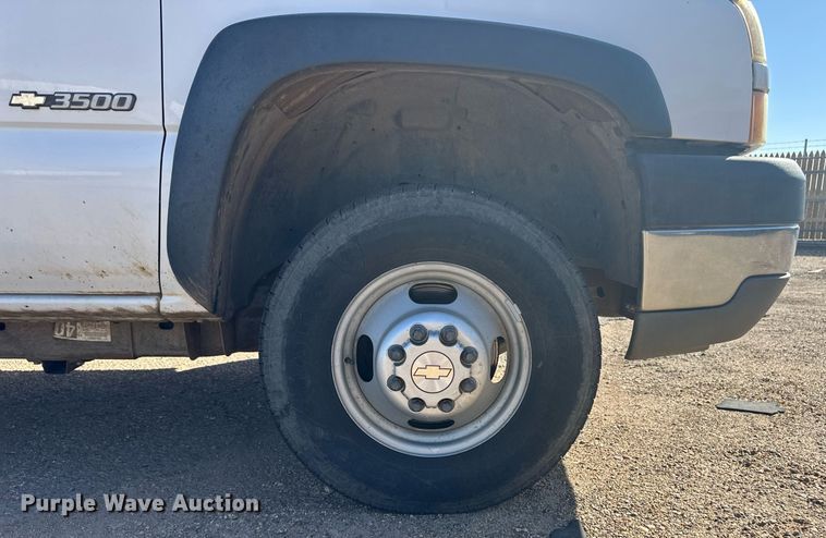 image for item EQ4605 2005 Chevrolet Silverado 3500HD utility bed pickup truck