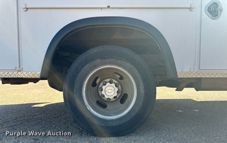 image for item EQ4605 2005 Chevrolet Silverado 3500HD utility bed pickup truck