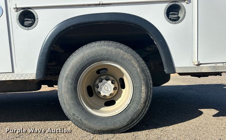 image for item EQ4605 2005 Chevrolet Silverado 3500HD utility bed pickup truck