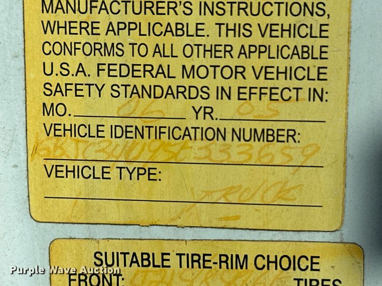 image for item EQ4605 2005 Chevrolet Silverado 3500HD utility bed pickup truck