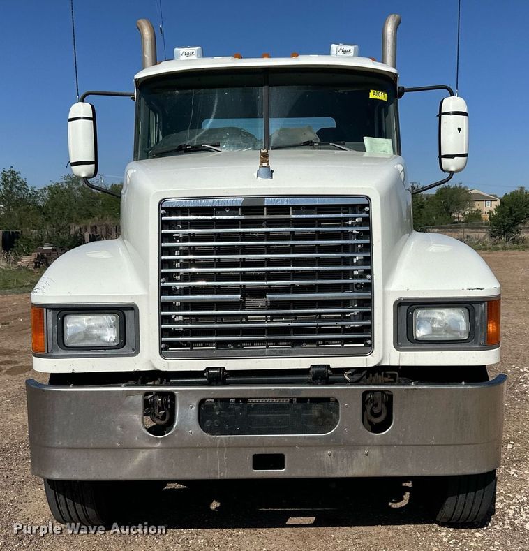 image for item EQ4610 2009 Mack CHU613 semi truck