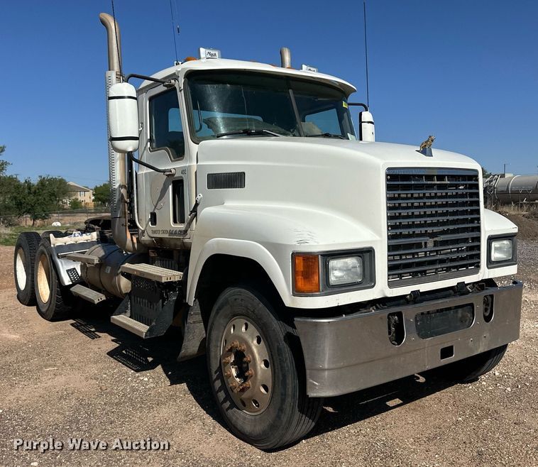 image for item EQ4610 2009 Mack CHU613 semi truck