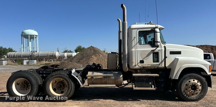 image for item EQ4610 2009 Mack CHU613 semi truck