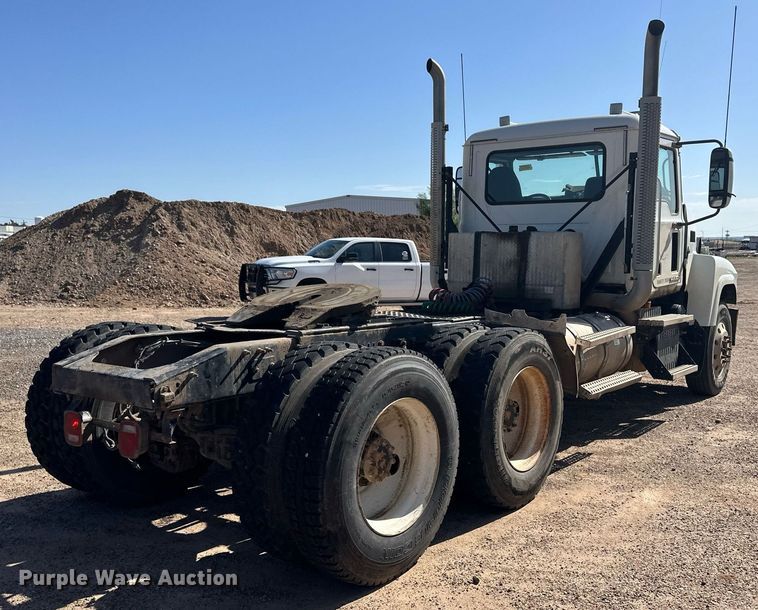 image for item EQ4610 2009 Mack CHU613 semi truck