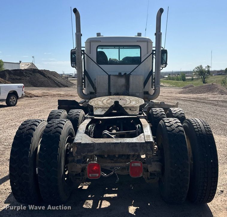 image for item EQ4610 2009 Mack CHU613 semi truck