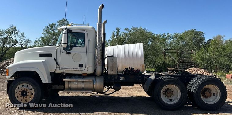 image for item EQ4610 2009 Mack CHU613 semi truck