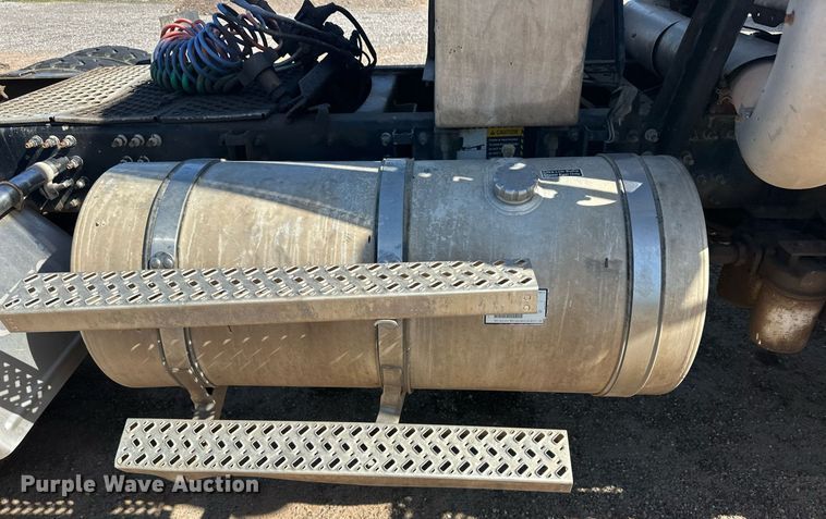 image for item EQ4610 2009 Mack CHU613 semi truck