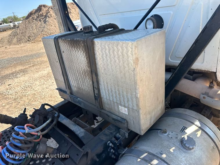 image for item EQ4610 2009 Mack CHU613 semi truck