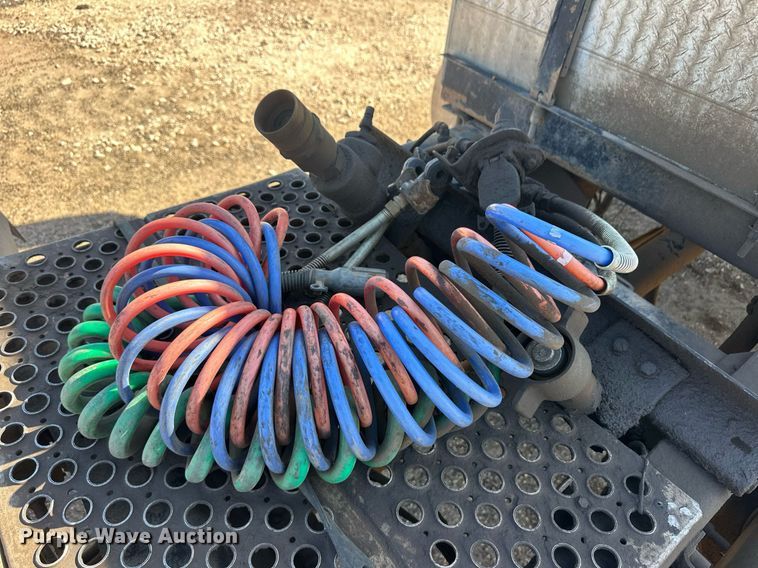 image for item EQ4610 2009 Mack CHU613 semi truck