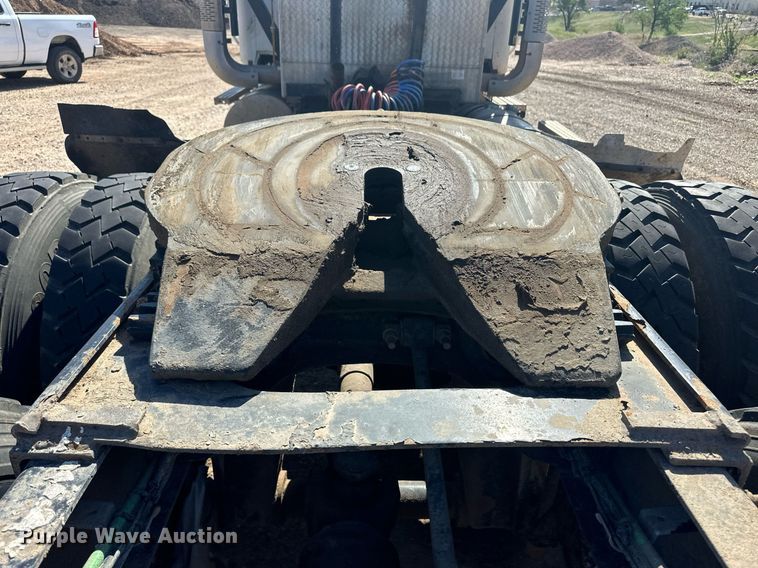 image for item EQ4610 2009 Mack CHU613 semi truck