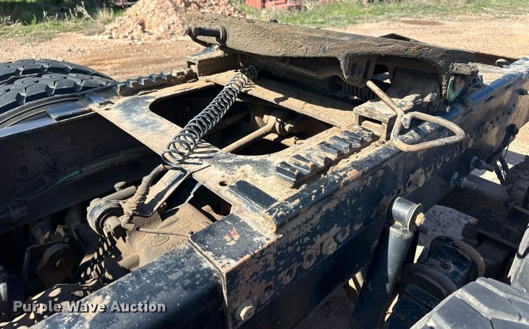 image for item EQ4610 2009 Mack CHU613 semi truck