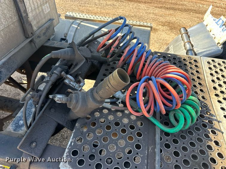 image for item EQ4610 2009 Mack CHU613 semi truck