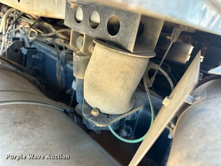 image for item EQ4610 2009 Mack CHU613 semi truck