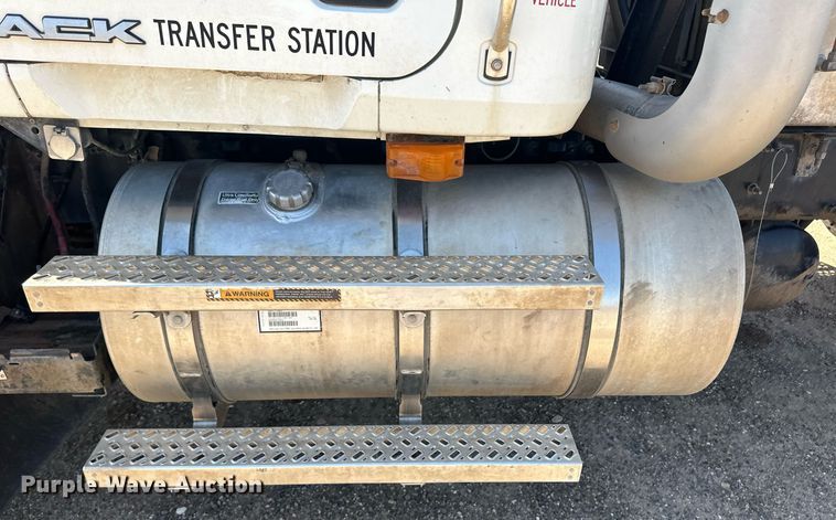 image for item EQ4610 2009 Mack CHU613 semi truck