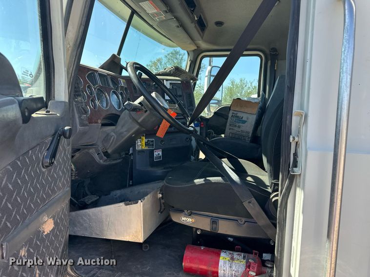 image for item EQ4610 2009 Mack CHU613 semi truck