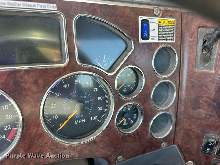 image for item EQ4610 2009 Mack CHU613 semi truck