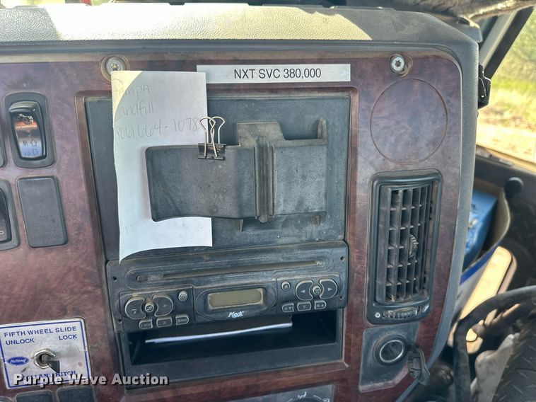 image for item EQ4610 2009 Mack CHU613 semi truck