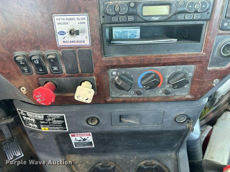 image for item EQ4610 2009 Mack CHU613 semi truck