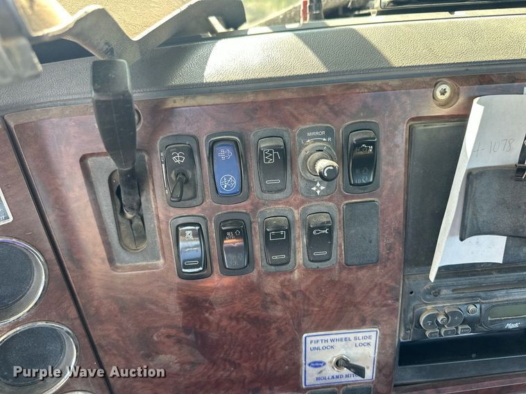 image for item EQ4610 2009 Mack CHU613 semi truck