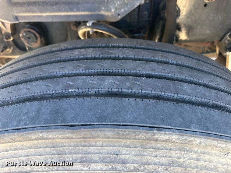 image for item EQ4610 2009 Mack CHU613 semi truck