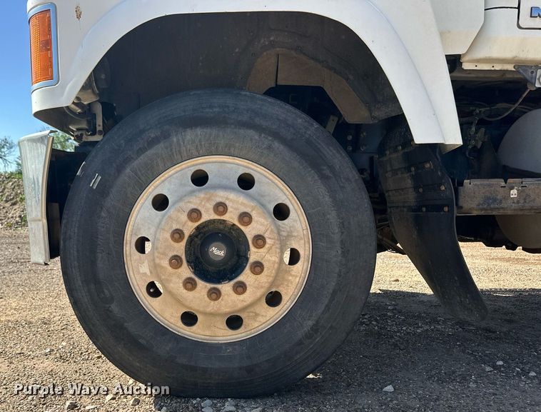 image for item EQ4610 2009 Mack CHU613 semi truck