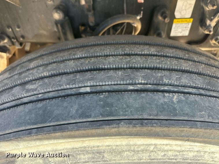 image for item EQ4610 2009 Mack CHU613 semi truck