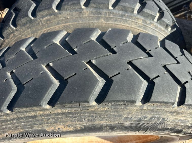 image for item EQ4610 2009 Mack CHU613 semi truck