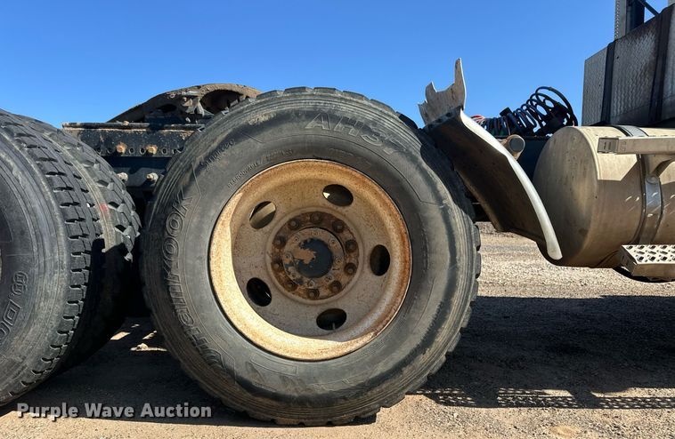 image for item EQ4610 2009 Mack CHU613 semi truck