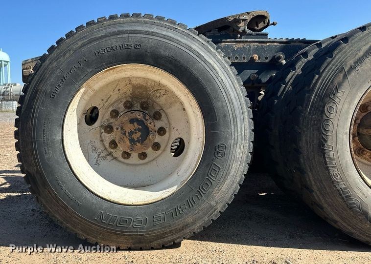 image for item EQ4610 2009 Mack CHU613 semi truck