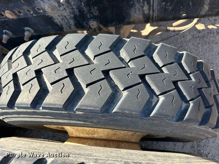 image for item EQ4610 2009 Mack CHU613 semi truck