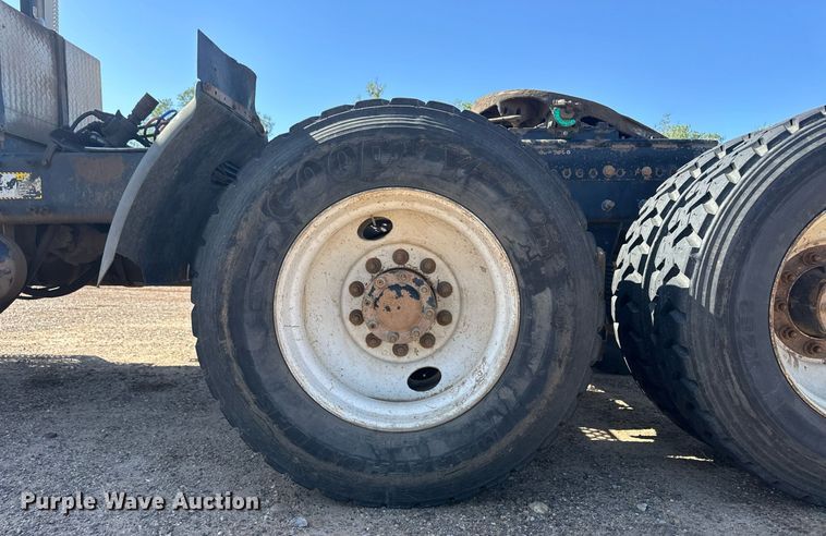 image for item EQ4610 2009 Mack CHU613 semi truck