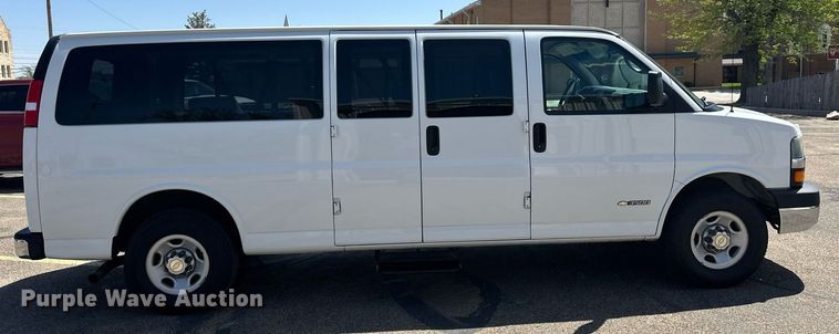 image for item EQ4618 2004 Chevrolet Express 3500 van