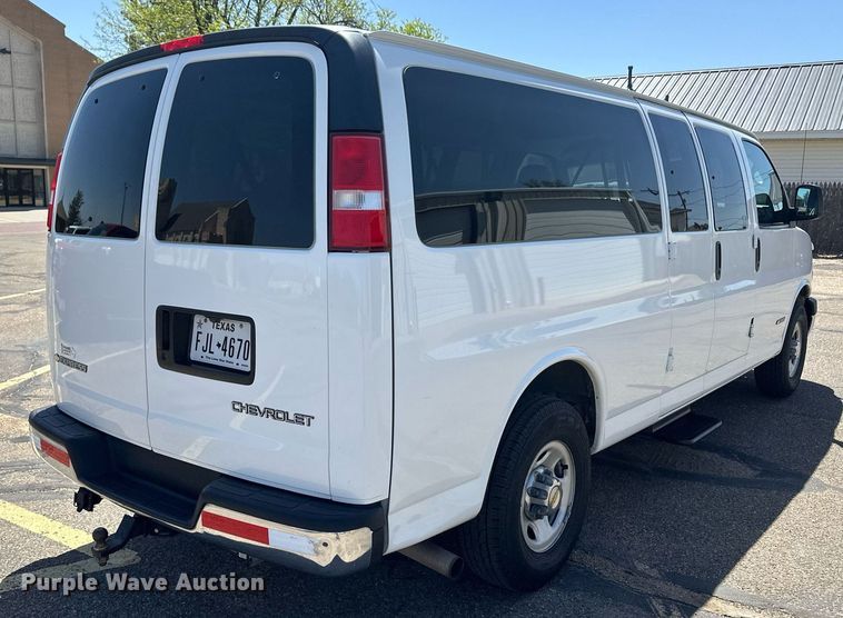 image for item EQ4618 2004 Chevrolet Express 3500 van