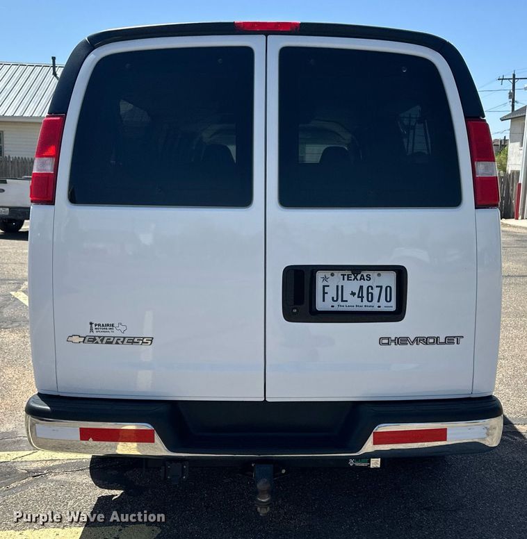 image for item EQ4618 2004 Chevrolet Express 3500 van