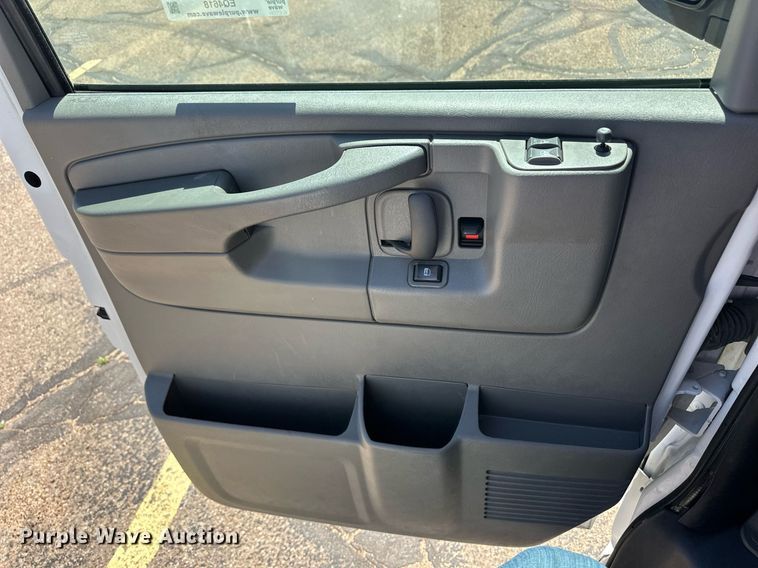 image for item EQ4618 2004 Chevrolet Express 3500 van