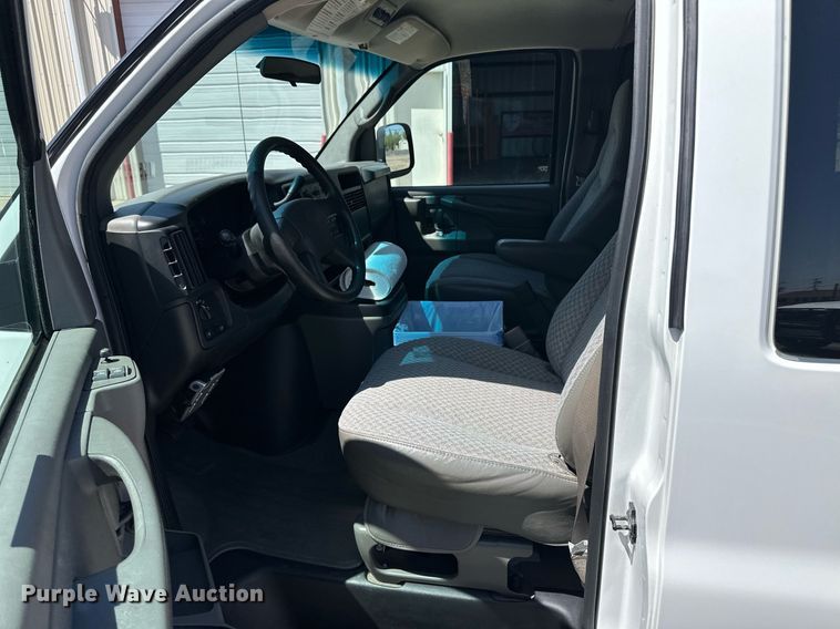 image for item EQ4618 2004 Chevrolet Express 3500 van