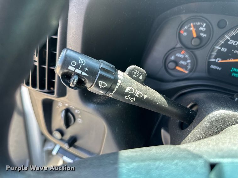 image for item EQ4618 2004 Chevrolet Express 3500 van